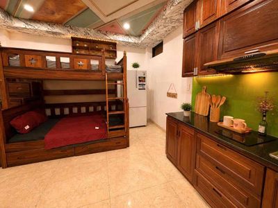 The west lodge room blended 900 meters from the metro.