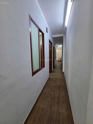 To rent a four-by-one-twenty-temple-tempered, one-story peacehouse. Four bedrooms, three toilets.