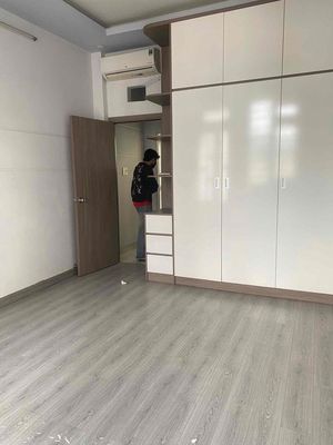2rd floor 3rd floor Three bedrooms. Three toilets.