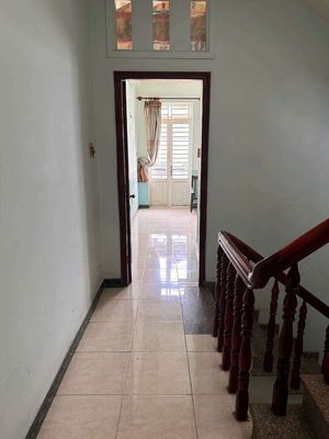 We need to rent a room in front of the road near the flower park.