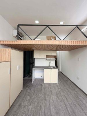 The apartment is open with a large, cool balcony near vlu, the Academy of Staff.