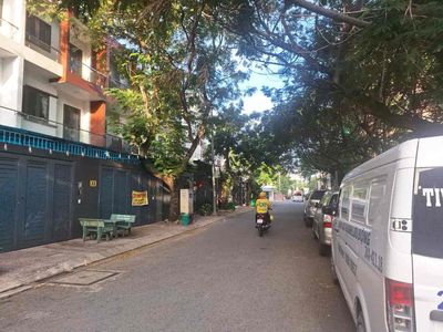 To rent houses to the people of the Héu.