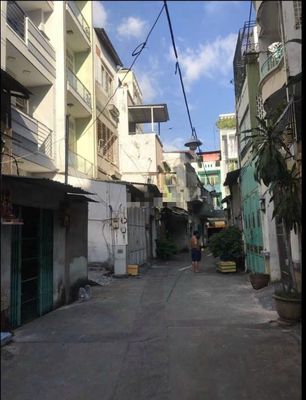 Four-and-a-half meters, Hà Tôn Quyền, three-story, three-room bathrooms.