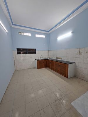 Business alley 8 m 331/ Lạc Long Quân. area: Three, six, six, two, three bedrooms, two bathrooms.