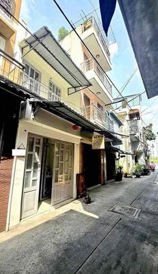 The entire alleyway of two bedrooms, two Nguyễn Bỉnh Khiêm toilets, District 1.