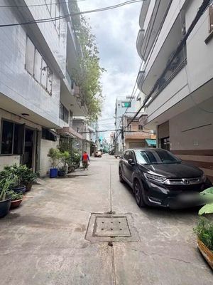 4 x13 meters (5 meters behind), 8 m zqz0, 1801 2 District 11. Three bedrooms, one bathroom.
