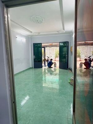 4 x13 meters (5 meters behind), 8 m zqz0, 1801 2 District 11. Three bedrooms, one bathroom.