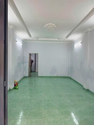 4 x13 meters (5 meters behind), 8 m zqz0, 1801 2 District 11. Three bedrooms, one bathroom.