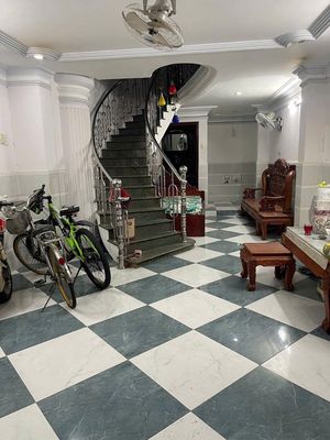 5 x 10 meters, Bà Hạt, 1878, District 10. Two rooftops, three bedrooms, four toilets.