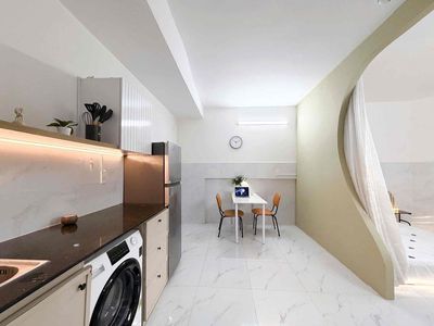 The sky window studio separates the kitchen full of furniture from the literary university