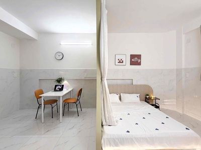 The sky window studio separates the kitchen full of furniture from the literary university