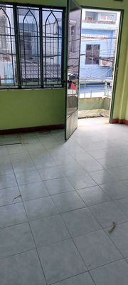 Rent the balcony room. Two clean bedrooms, oil and toilets.