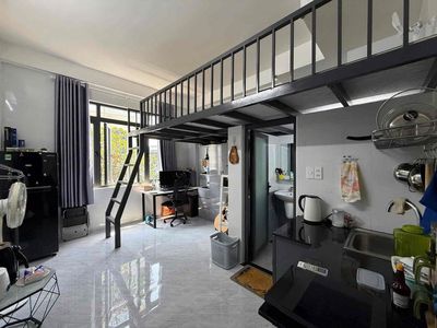 Super wide open room in the bridge market.