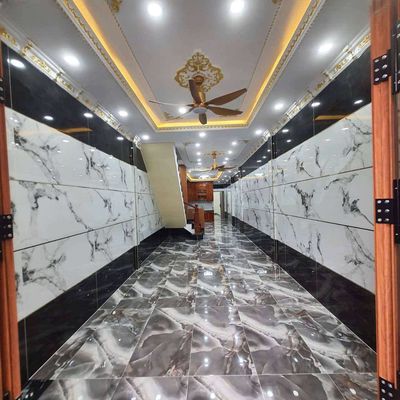1, 107 Lạc Long Quân near the new home market. 4 bedrooms. Five out of nowhere.