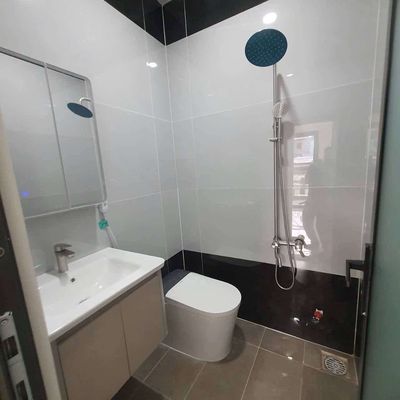 1, 107 Lạc Long Quân near the new home market. 4 bedrooms. Five out of nowhere.