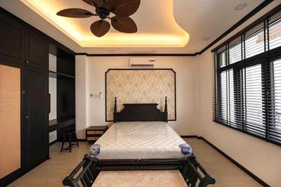 The 1st Bedroom - Black White Tablet Bandol Full Window