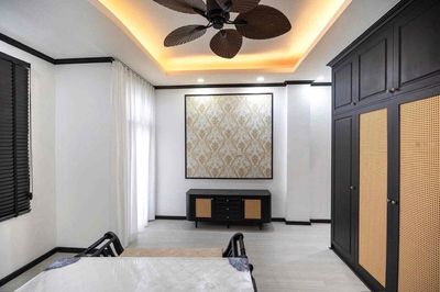 The 1st Bedroom - Black White Tablet Bandol Full Window