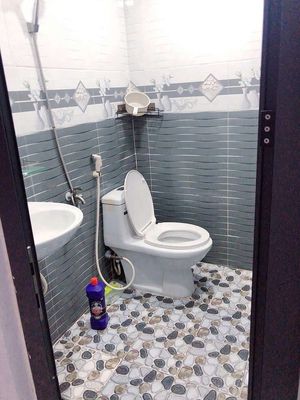 Rent a three-size house. Two toilets, 7.5 million.