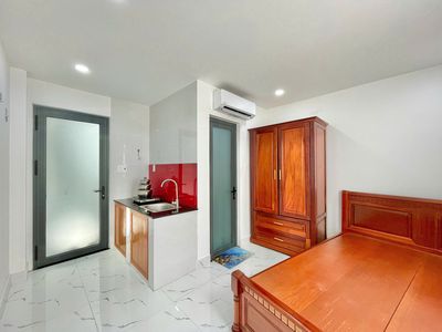 The window room is clear on Trần Hưng Đạo near the east-of-the-art market.
