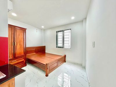The window room is clear on Trần Hưng Đạo near the east-of-the-art market.