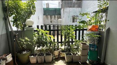 It's a 1 million-three-way Bàn Cờ main alley, 3/2 bedrooms, 3 interior toilets.
