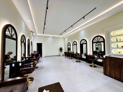 The Linh Xuân casher area of 120 meters has a big sidewalk for business.