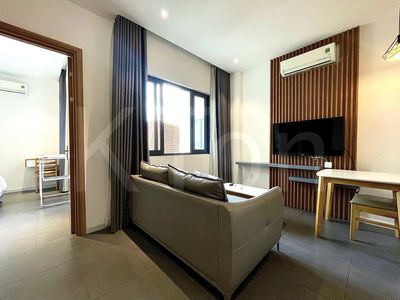 The apartment is a full-level bedroom in Quốc Hương near the Saigon Bridge.