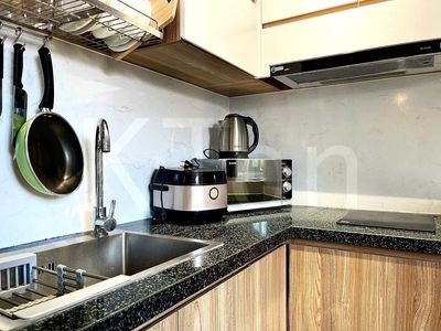 The apartment is a full-level bedroom in Quốc Hương near the Saigon Bridge.