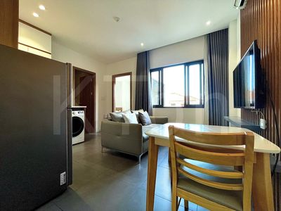 The apartment is a full-level bedroom in Quốc Hương near the Saigon Bridge.