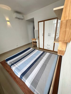 Rent Master's room in the South-Seave Eight.
