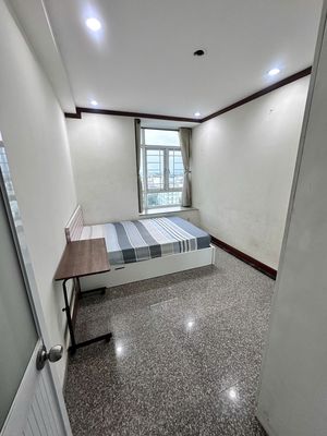 Please rent a room in the Royal Court.