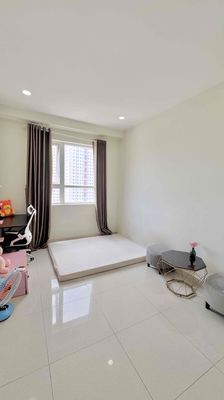 Rent a single room in the topaz apartment.