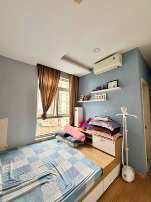 Rent the Master's room shut down in a two-room apartment full of furniture.