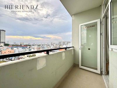 The mini elevator of the balcony is full of interiors.
