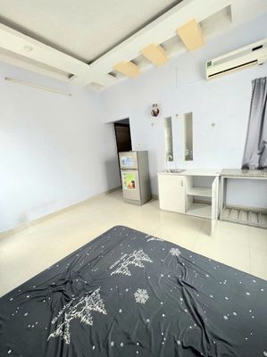 The large window studio is full of furniture with great text requirements