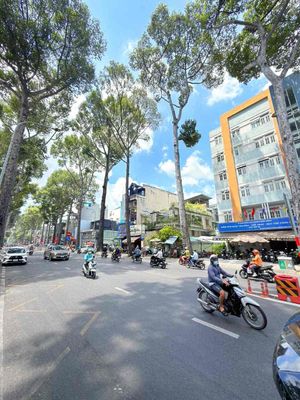 Rent a house on the Nguyễn tri Phương Street Front. Three floors all over.