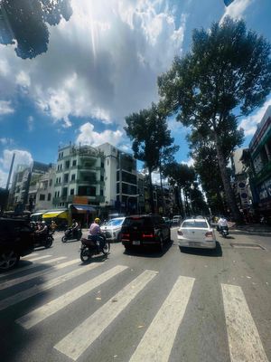 Rent a house on the Nguyễn tri Phương Street Front. Three floors all over.