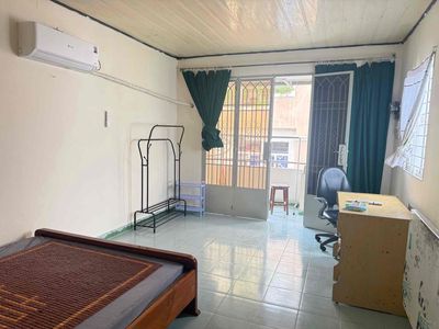 Rent room-- Đinh Tiên Hoàng street, duh.
