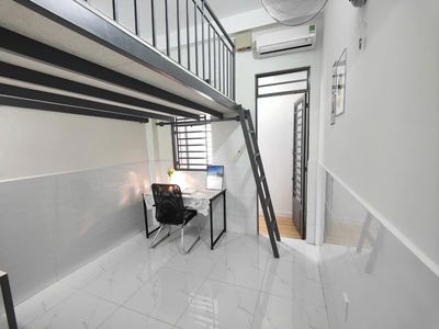 A cheap guard's room near a flower-splitting bay.