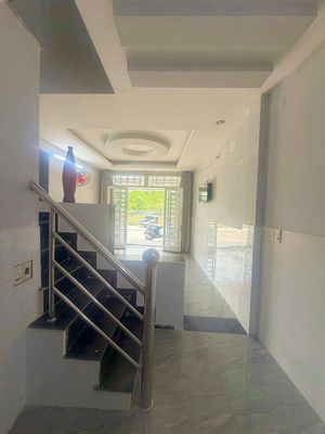 The Guerrero house is about 200 M, about 33 M2 houses three level river view