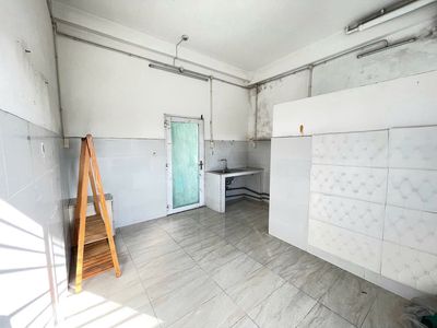 The window studio is empty, the room is 2-3, fed