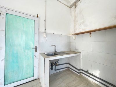 The window studio is empty, the room is 2-3, fed