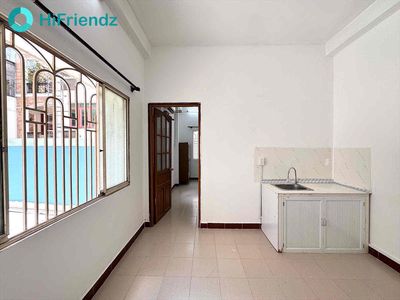 A 40-foot-and-a-half kitchen room in the 1st district.