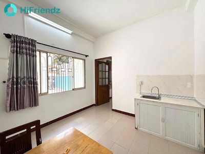 A 40-foot-and-a-half kitchen room in the 1st district.
