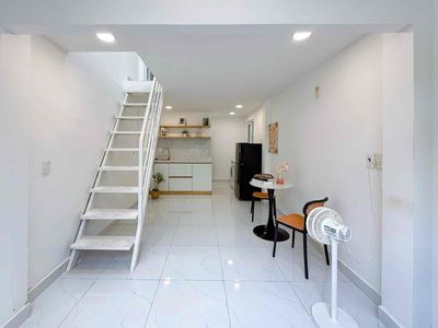 Rent a one-story apartment. Two-story bedroom. Full interior. Moving through District 1.