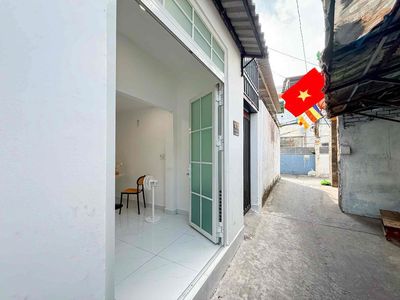 Rent a one-story apartment. Two-story bedroom. Full interior. Moving through District 1.