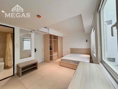 Rent the open-air window apartment. The elevator's coming up right into the third district.