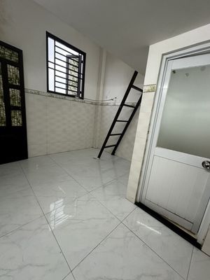 Rent a room with a guard, air conditioning.