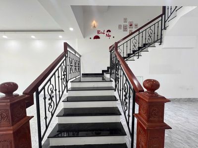 The east hall, the Long Hall, completes four bedrooms, prices: 12 million a month.