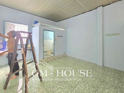 The one-room bedroom has a 40-foot air conditioning near the Phan Long Zone, District 1.